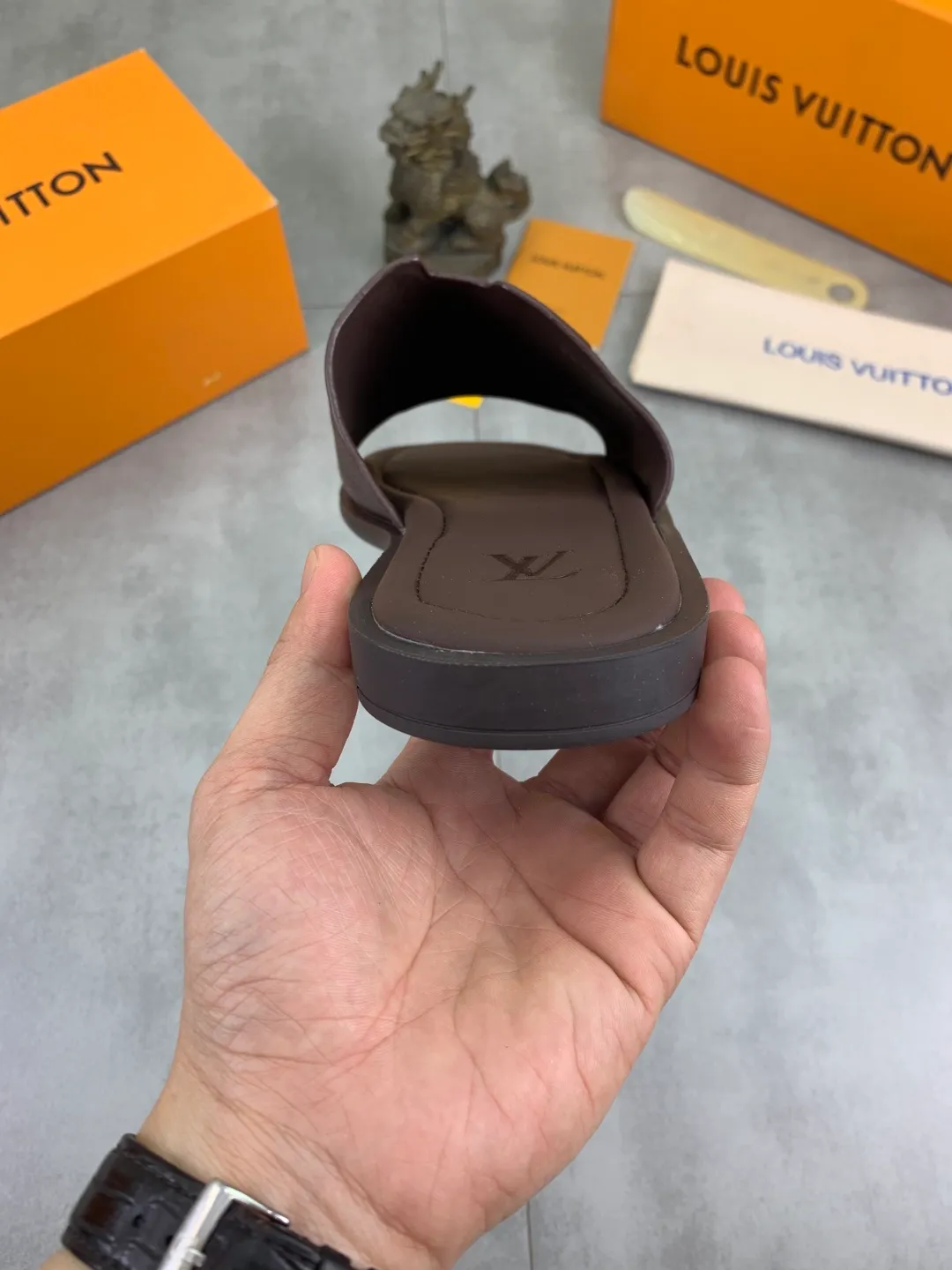 Men's shoes 💰P340 💰【New style】🆘 High quality 【LOUIS VUITTON】The popular Louis Vuitton LV men's slippers on the official website are on sale simultaneously! Original pebbled calfskin fabric imported from Italy. Original factory special supply. Size: 38-46. 4️⃣ colors available.